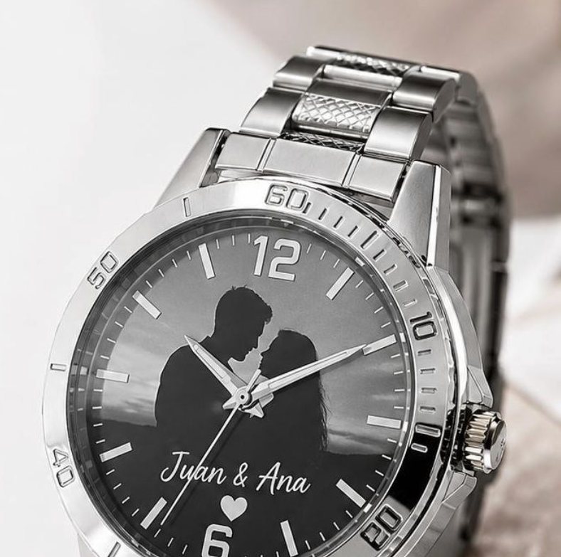 Reloj metálico plateado personalizado con foto y nombres